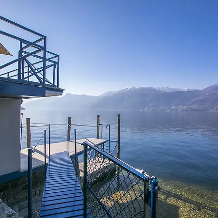 Fronte Lago Villa *